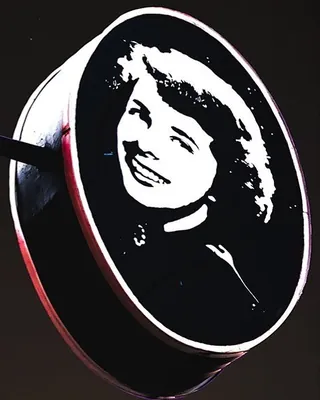 Placa redonda da fachada com o retrato em preto e branco da Marilda, sorrindo